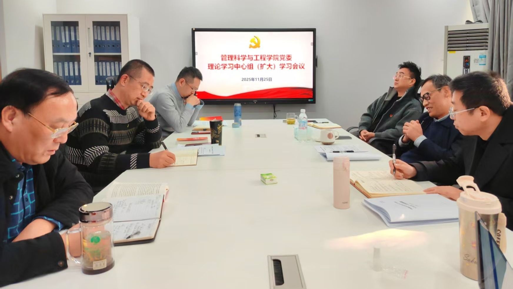 学校党委常委、副校长桂富强列席指导成人网
党委理论学习中心组（扩大）学习会